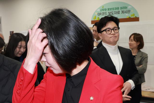 국민의힘 배현진 의원이 13일 국회 소통관에서 당원권 정지 1년 처분 관련 기자회견을 마친 뒤 한동훈 전 대표와 함께 소통관을 나서고 있다 2026213사진연합뉴스