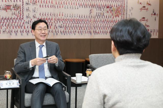 정명근 화성특례시장이 가칭 코리요 생리대 추진 가능성에 대한 의견을 듣고 있다 사진화성시