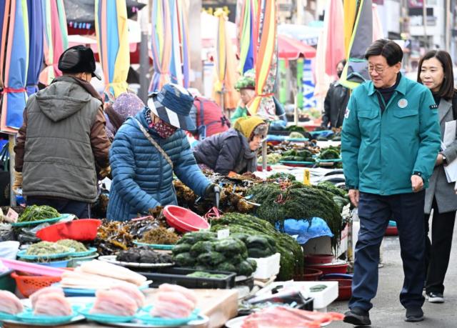 정종복 기장군수가 설을 맞아 기장시장 현장점검을 하고 있다사진기장군