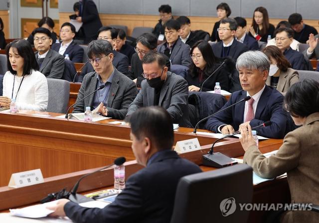 서울연합뉴스 서명곤 기자  28일 서울 종로구 정부서울청사 별관 국제회의장에서 열린 2026년도 반부패 청렴정책 추진 협력회의에서 참석자들이 이명순 국민권익위원회 부패방지부위원장의 발언을 듣고 있다 2026128