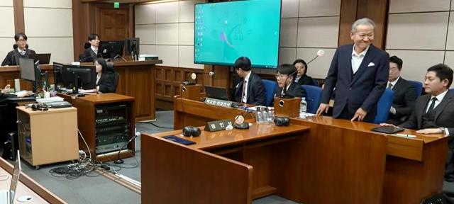 단전·단수 지시 이상민 전 장관 1심 징역 7년
    서울연합뉴스 12·3 비상계엄 당시 언론사 단전·단수 지시를 전달하는 등 내란에 가담한 혐의로 기소된 이상민 전 행정안전부 장관이 12일 서울 서초구 서울중앙지법에서 열린 1심 선고 공판이 끝난 뒤 이석하고 있다 이 전 장관은 징역 7년형을 선고 받았다  2026212