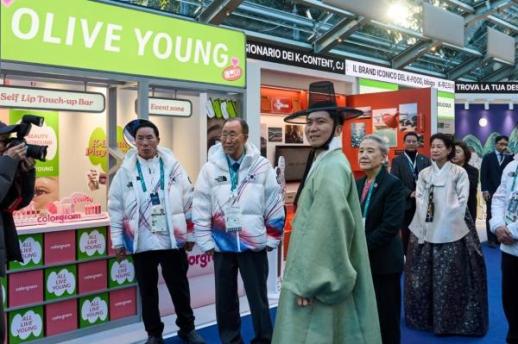 [2026 밀라노] 올림픽서도 K-뷰티 열풍…올리브영 부스 인산인해