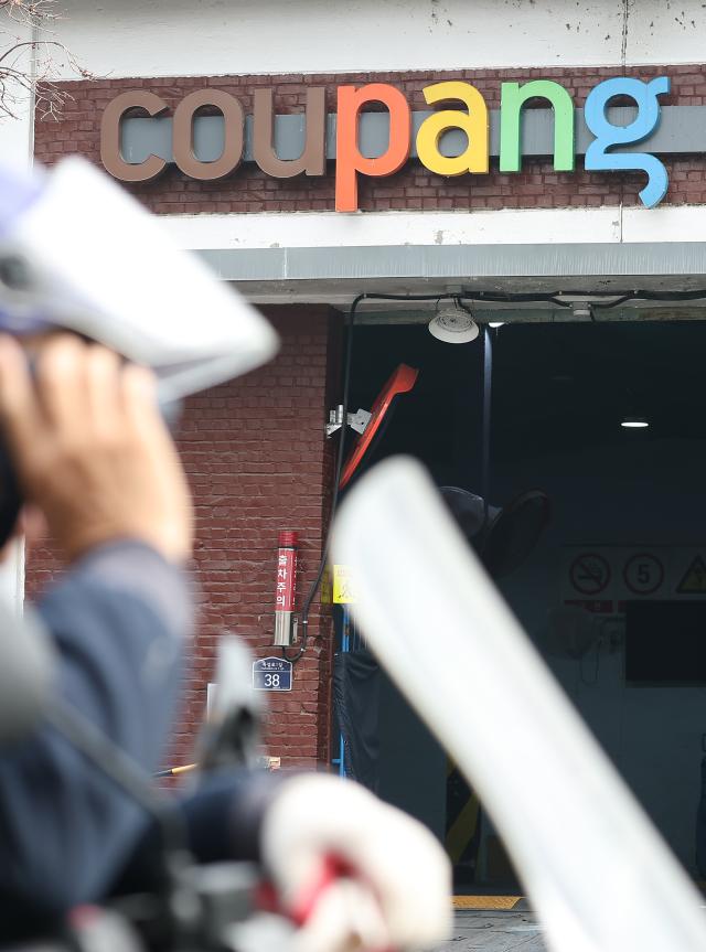 연휴에도 로켓배송 가동하는 쿠팡
    서울연합뉴스 김성민 기자  기사들의 휴식권 보장을 위해 주요 택배사들이 설 연휴 기간 배송 업무를 조정한다 CJ 대한통운은 16일부터 18일까지를 회사 휴무일로 운영하고 우체국과 한진 롯데글로벌로지스 등도 오는 16일부터 19일 사이 배송 업무를 중단한다 다만 쿠팡 로켓배송은 설 당일을 포함한 연휴 기간 동안 정상 배송 체계를 가동한다 
    사진은 이날 서울 시내 한 쿠팡 센터의 모습 2026211
    ksm7976ynacokr2026-02-11 142011Media Only
저작권자 ⓒ ㈜연합뉴스 무단 전재 재배포 금지 AI 학습 및 활용 금지저작권자 ⓒ ㈜연합뉴스 무단 전재 재배포 금지 AI 학습 및 활용 금지