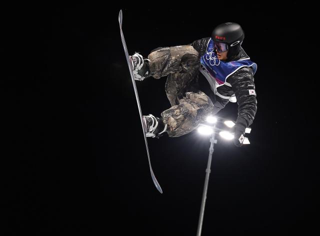 Lee Chae-un competes in the men’s snowboard halfpipe qualification at Livigno Snow Park during the 2026 Milano–Cortina Winter Olympics in Livigno Italy on Feb 11 Yonhap