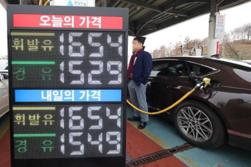 국내 휘발유 가격 10주 연속 내렸지만 경유는 상승 전환…내주에는 오를 듯