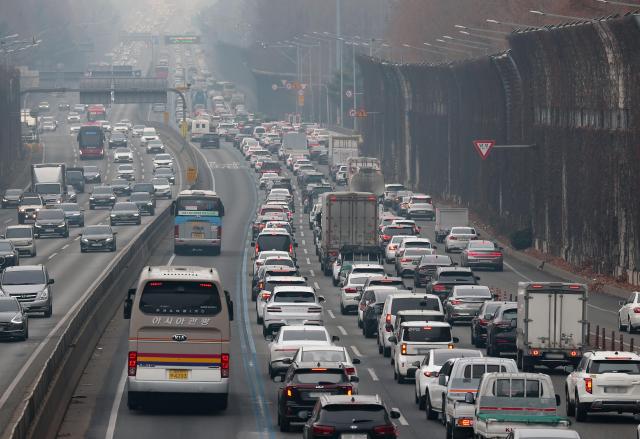 설 연휴를 앞둔 13일 서울 서초구 잠원IC 인근 경부고속도로 차량 통행이 정체되고 있다 사진연합뉴스