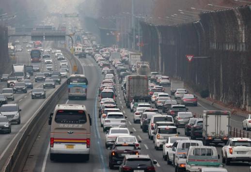 설 첫날 귀성길 정체 완화…서울→부산 4시간 30분