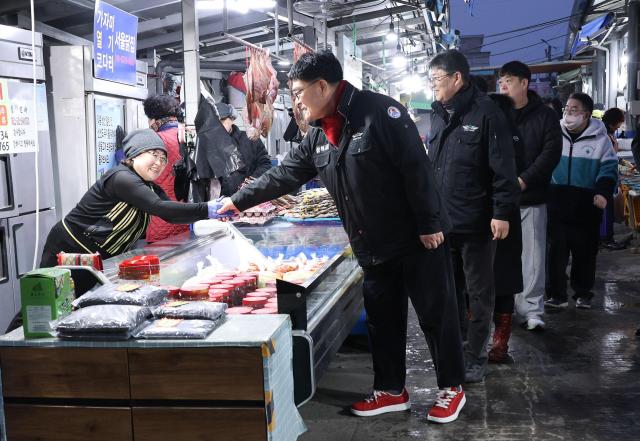 박상수 삼척시장이 설명절 앞두고 민생현장 점검에 나서고 있다 사진삼척시