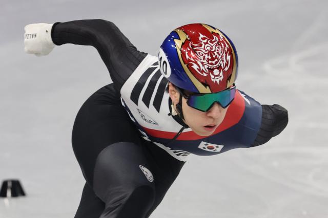 10일현지시간 이탈리아 밀라노 아이스스케이팅 아레나에서 열린 2026 밀라노ㆍ코르티나담페초 동계올림픽 쇼트트랙 남자 1000m 예선에서 황대헌이 역주하고 있다 사진연합뉴스