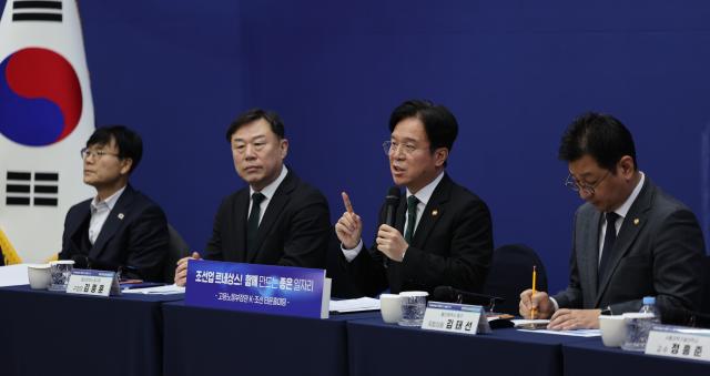 조선업 타운홀미팅 발언하는 김영훈 장관
    울산연합뉴스 장지현 기자  9일 오후 울산 동구청에서 열린 조선업 르네상스 함께 만드는 좋은 일자리 타운홀미팅에서 김영훈 고용노동부 장관이 인사말하고 있다 202629