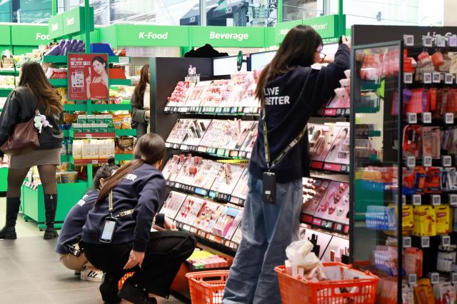 K-뷰티 특수에 CJ올리브영 고용 확대
    서울연합뉴스 진연수 기자  K-뷰티 수혜를 입은 CJ올리브영이 2천 명 이상 고용을 늘린 것으로 나타났다 
    기업데이터연구소 CEO스코어는 11일 매출액 기준 500대 기업 중 분할·합병 등이 있는 기업을 제외한 476개 기업을 대상으로 국민연금 가입자 기준 고용 현황을 조사한 결과를 공개했다 고용이 증가한 기업은 222개사466였고 이 가운데 고용을 가장 많이 늘린 기업은 CJ올리브영으로 2천518명211 증가했다 CJ올리브영은 K-뷰티 시장 성장에 따른 브랜드 수요 증가와 점포 확대로 매장과 인력을 크게 늘렸다 사진은 이날 서울 시내 올리브영 매장 모습 2026211