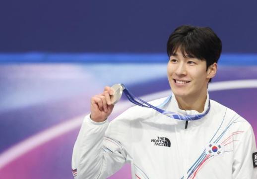 Short-track speed skater Hwang Dae-heon wins silver at Winter Olympics in Italy