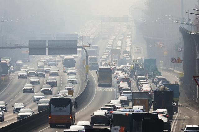 설 연휴 첫날인 14일 경부고속도로 서울 잠언 IC 인근이 서울을 빠져나가는 하행선 차량오른편으로 붐비고 있다 사진연합뉴스