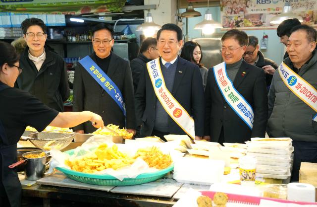 김영록 전라남도지사가 설 명절을 앞둔 14일 목포 청호시장에서 제수용품을 구매하며 상인들을 격려하고 있다사진전남도