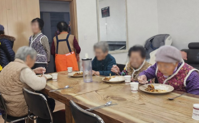 강원 화천군 관내 경로당별 급식 횟수와 식단 수준이 지역 여건과 고령화 비율 이용 인원 운영비 확보 상황 등에 따라 차이를 보이고 있는 것으로 나타났다사진윤주혁 강원도의원 출마예정자