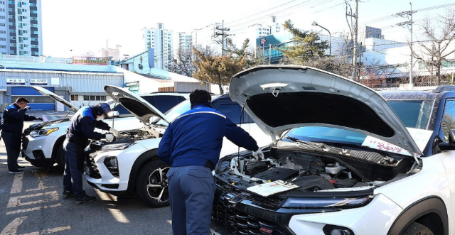 지난달 28일 인천 부평구 인천 쉐보레 직영 정비사업소에서 전국금속노조 한국GM지부 정비부품 지회 조합원들이 쉐보레 차주들의 차량을 무상 점검하고 있다 이날 조합원들은 한국GM의 전국 9곳 직영 정비사업소 폐쇄 방침으로 앞서 1일부터 서비스 접수가 중단되자 직영 정비사업소 폐쇄에 반발 쉐보레 차주들의 차량을 무상점검 했다 사진연합뉴스