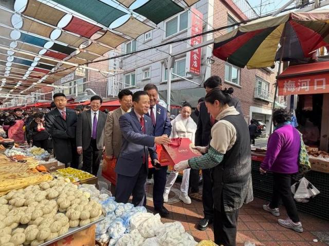 中国驻韩国大使戴兵走访慰问在韩侨胞