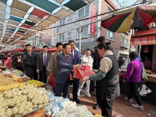 中国驻韩国大使戴兵走访慰问在韩侨胞