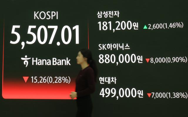 지난 13일 서울 중구 하나은행 본점 전광판 모습 사진연합뉴스