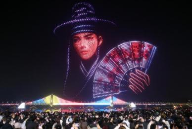 釜山广安里海水浴场上演新年无人机秀