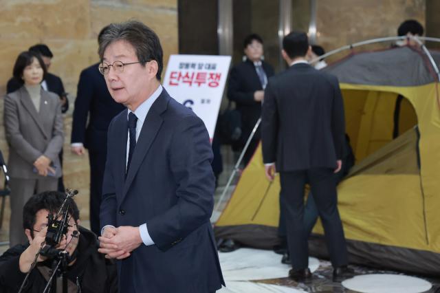 유승민 전 의원이 20일 국회 로텐더홀에서 단식 중인 국민의힘 장동혁 대표를 만난 뒤 취재진과 인터뷰하고 있다 사진연합뉴스 