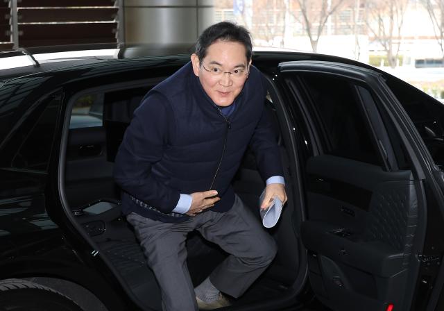 이재용 삼성전자 회장이 오는 28일 미국 워싱턴에서 열리는 이건희 컬렉션 갈라 행사에 참석하기 위해 26일 서울 김포 비즈니스 항공센터SGBAC를 통해 출국하고 있다