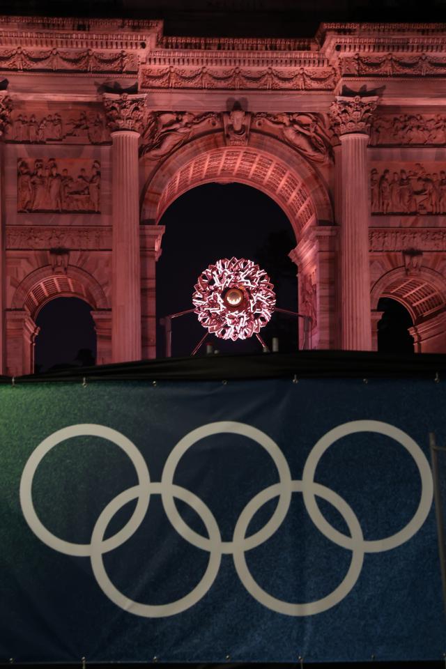 2026 밀라노-코르티나담페초 동계올림픽 개막 다음날인 7일현지시간 이탈리아 밀라노 평화의 아치아르코 델라 파체·Arco della Pace 성화대에 성화가 타오르고 있다 사진연합뉴스