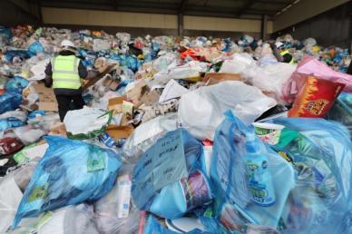 "오늘은 쓰레기 버리면 안 돼요"...설 연휴 쓰레기 관리 '총력'