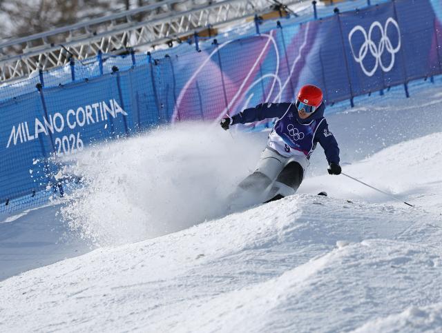12일현지시간 이탈리아 리비뇨 에어리얼·모굴 파크에서 열린 2026 밀라노-코르티나담페초 동계올림픽 프리스타일 스키 남자 모굴 결승에 진출한 정대윤이 1차 경기를 하던 중 미끄러지고 있다 사진연합뉴스