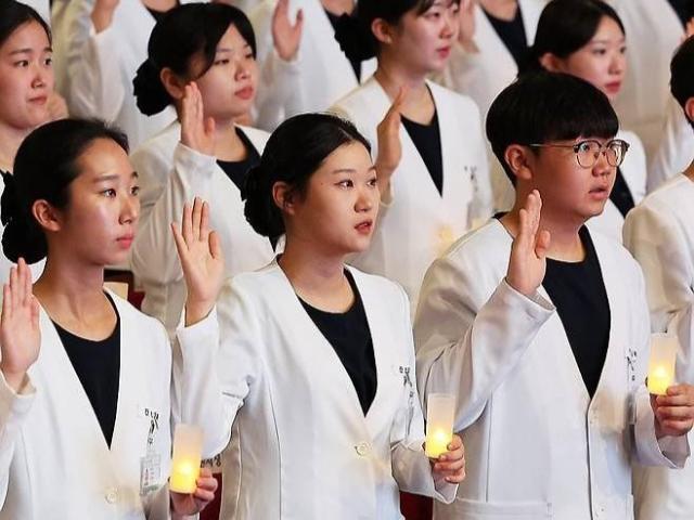 지난해 10월 경기도 수원시 아주대학교에서 열린 간호대학 제27회 나이팅게일 선서식에서 학생들이 선서하고 있다 사진연합뉴스