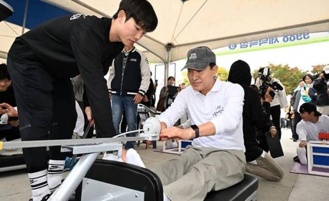 9988 서울체력장에서 체력 측정하는 오세훈 서울시장 사진서울시