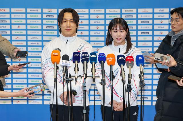 2026 제25회 2026 밀라노·코르티나담페초 동계올림픽에 참가하는 스켈레톤 김지수왼쪽와 홍수정이 30일 인천국제공항 제2여객터미널을 통해 출국하기 전 취재진과 인터뷰하고 있다 사진연합뉴스