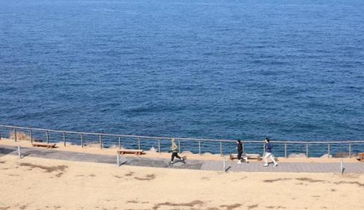 [오늘 날씨] 구름 많다 오전부터 맑아져…동해안은 비 또는 눈