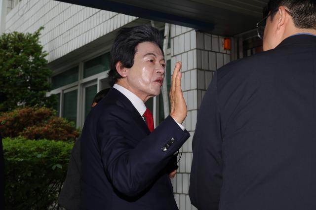 지난해 5월 16일 오후 경기도 의정부시 가능동 의정부지방법원에서 사기와 정치자금법 위반 준강제추행 등의 혐의를 받는 허경영 국가혁명당 명예대표가 구속 전 피의자심문에 앞서 취재진 질문에 답변하고 있다사진연합뉴스