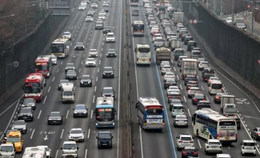 설날 전날 귀성·귀경 이어져…고속도로 곳곳 정체