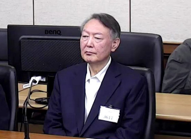 윤석열 전 대통령이 지난 16일 서울 서초구 서울중앙지방법원에서 열린 특수공무집행방해 범인도피교사 직권남용 권리행사방해 혐의 등 사건에 대한 1심 선고 공판에 출석해 피고인석에 앉아 있다 사진서울중앙지법