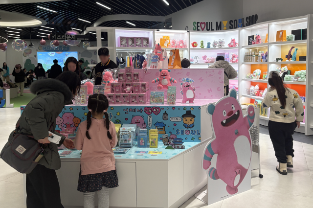 서울마이소울샵에 사람들이 구경하는 모습 사진서울시