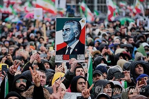 14일현지시간 팔레비 전 왕세자 초상 든 뮌헨 시위대 사진AP·연합뉴스