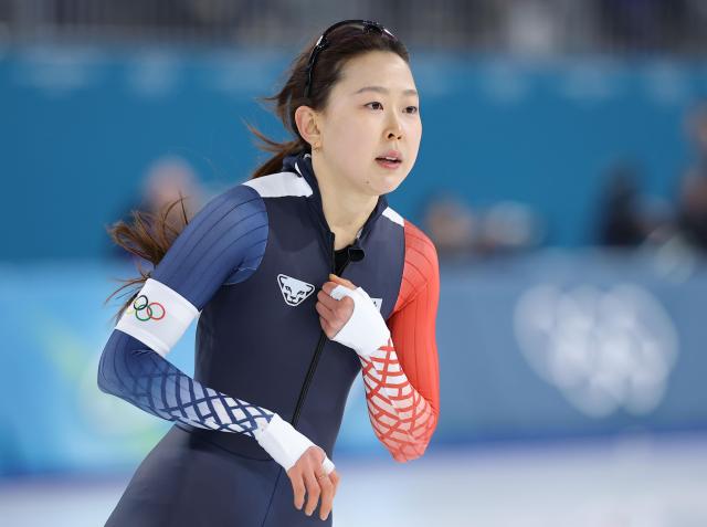 South Koreas Kim Min-sun catches her breath after competing in the womens 500-meter speed skating at the 2026 Milan-Cortina Winter Olympics at Milano Speed Skating Stadium in Milan Italy Yonhap
