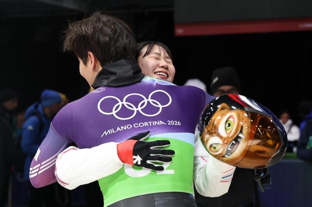 South Koreas Jeong Seung-gi and Hong Su-jung embrace after competing in the skeleton mixed team event at the 2026 Milan-Cortina Winter Olympics Yonhap