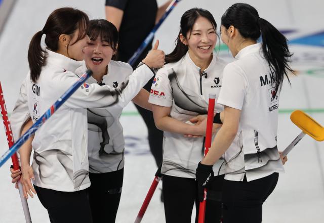 15일현지시간 이탈리아 코르티나담페초 컬링 올림픽 스타디움에서 열린 2026 밀라노ㆍ코르티나담페초 동계올림픽 컬링 여자 라운드로빈 한국과 일본의 경기에서 한국 대표팀이 이긴 뒤 기뻐하고 있다사진연합뉴스