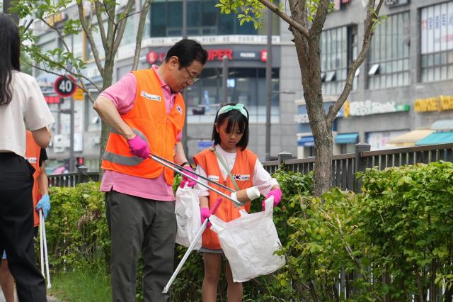 2025년 9월 감일동 일대에서 진행된 ‘감일동V-DAY’ 환경정화 활동에서 자원봉사자들이 거리 주변의 쓰레기를 수거하며 생활 속 환경보호 실천에 앞장서고 있다 세대가 함께 참여한 이번 활동은 깨끗한 마을 환경 조성과 지역 공동체 의식 확산에 기여하고 있다 사진하남시
