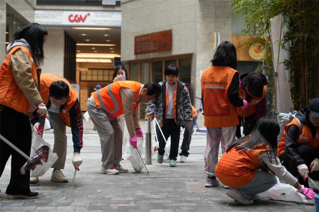 2025년 4월 미사 문화의 거리에서 진행된 ‘미라클 줍모닝’환경정화 활동에서 자원봉사자들이 거리 곳곳의 쓰레기를 수거하며 시민들에게 생활 속 환경보호 실천의 중요성을 알리고 깨끗한 도시 환경 조성을 위한 참여 분위기 확산에 힘쓰고 있다 사진하남시