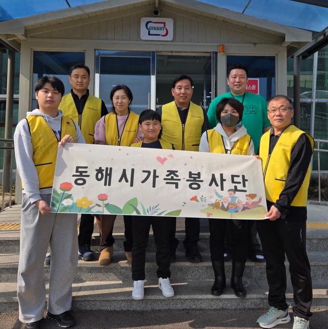 동해시가족봉사단이 설 명절을 맞아 관내 요양원 어르신들과 함께하는 행사를 진행하고 있다 사진동해시가족봉사단