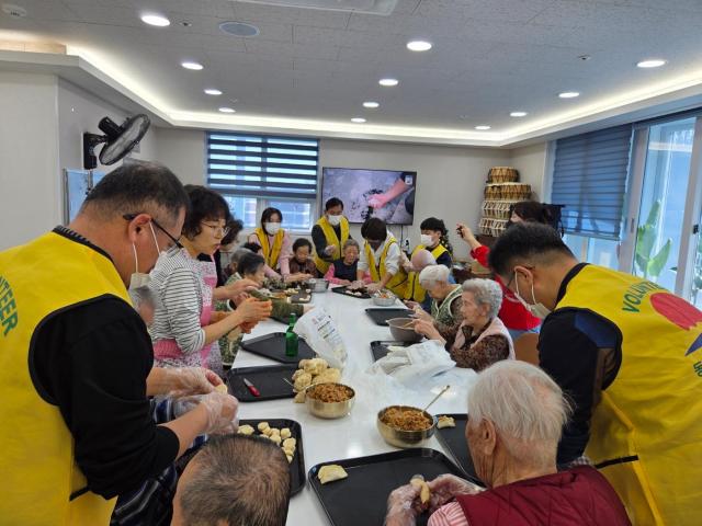 명절의 따뜻한 정을 나누고 어르신들에게 즐거운 추억을 선물하기 위해 동해시가족봉사단이 함께하고 있다 사진동해시가족봉사단