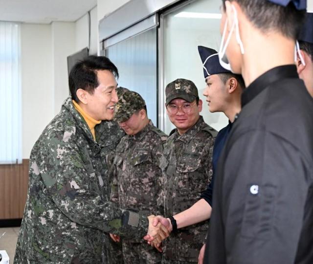 오세훈 서울시장이 16일 1방공여단 방공진지 장병들과 새해 인사를 나누고 있다 사진서울시