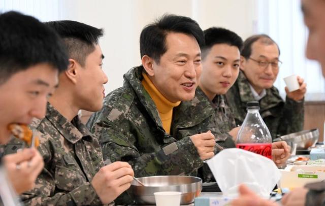 오세훈 서울시장이 16일 1방공여단 방공진지 병영식당에서 장병들과 함께 식사를 하고 있다 사진서울시