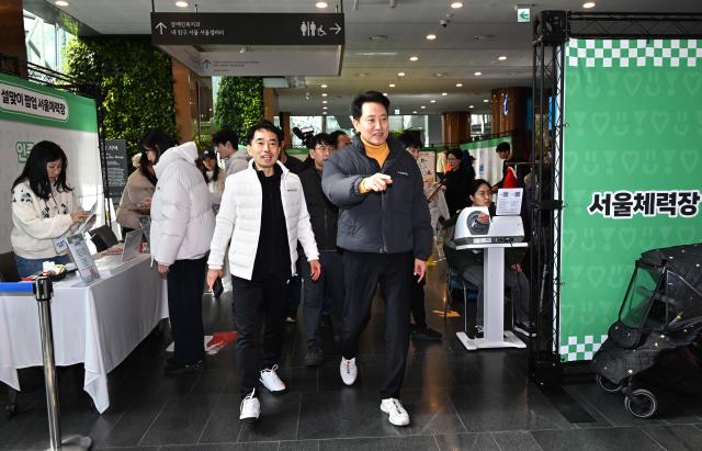 오세훈 서울시장이 16일 서울시청 1층 로비에서 열리고 있는 ‘설맞이 서울체력장 팝업’을 둘러보고 있다 사진서울시