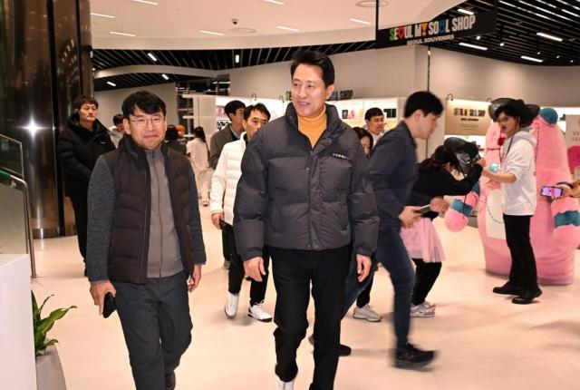 오세훈 서울시장이 16일 서울시청 지하 1층 새롭게 문을 연 ‘서울갤러리’를 둘러보고 있다 사진서울시