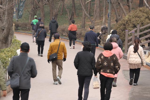 기온이 영상권을 회복한 지난 달 14일 서울 송파구 석촌호수에서 시민들이 산책을 즐기고 있다 사진연합뉴스